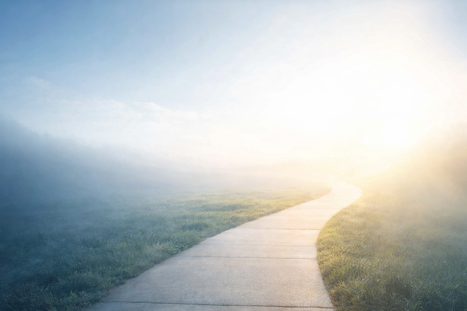 Ein heller Weg, der aus dem Dunkeln ins Licht führt